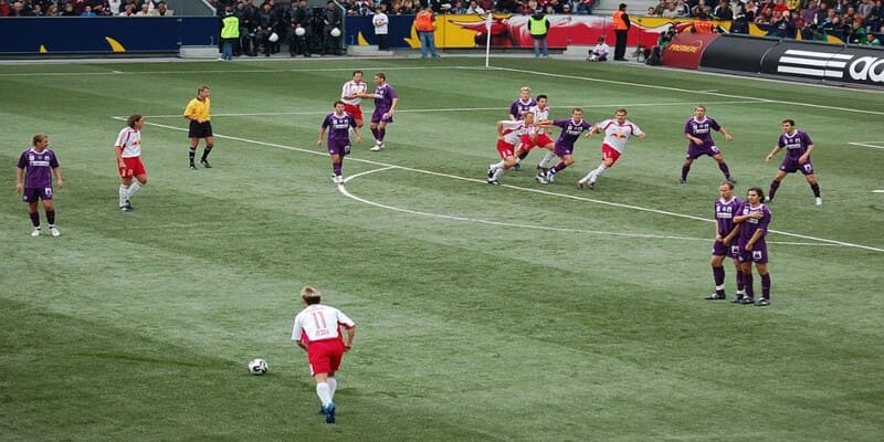 Hình ảnh cầu thủ đang thực hiện quả đá gián tiếp